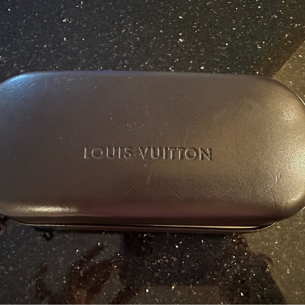 Louis Vuitton Men's Damier logo Aviator Sunglasses  like new no scratches !!! - Picture 6 of 6